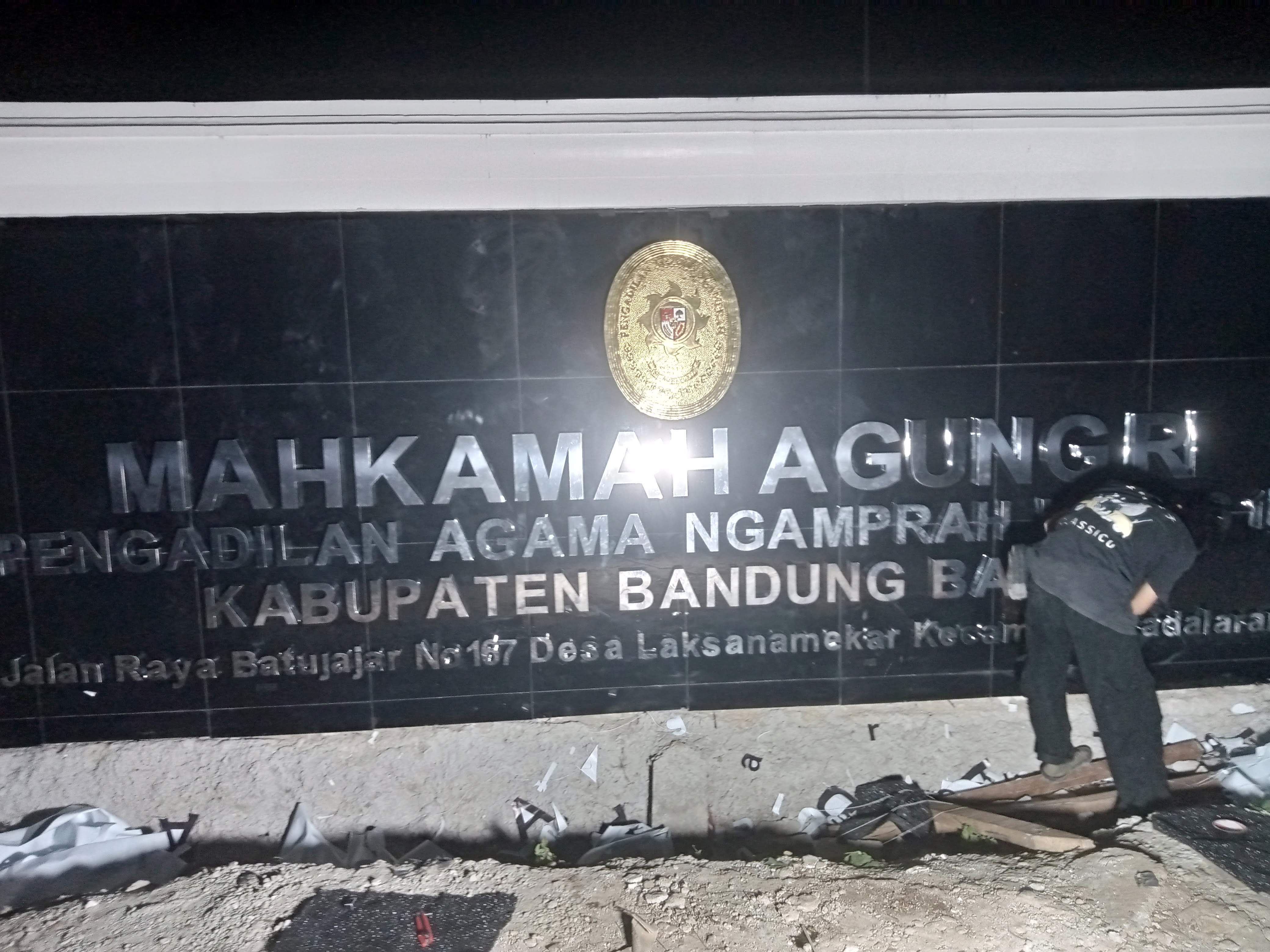 Huruf Timbul akrilik untuk gedung di Tangerang