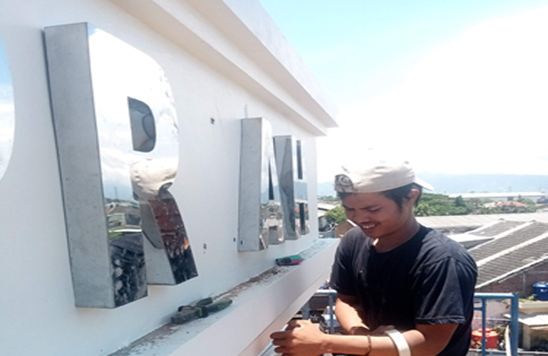 Huruf timbul neon LED malam hari