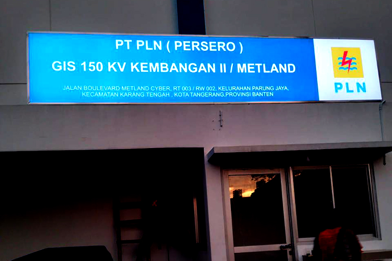 slim light box LED malam hari